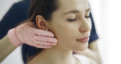 Haut behandeln mit Microneedling