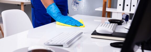 Reinigungsprozess in einer Büroumgebung