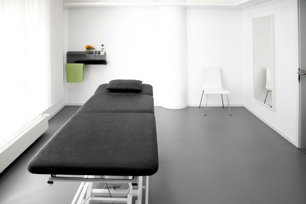 Massageliege Elektrisch_Behandlungsraum_in_der_Praxis
