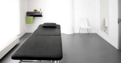 Massageliege Elektrisch_Behandlungsraum_in_der_Praxis