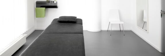Massageliege Elektrisch_Behandlungsraum_in_der_Praxis