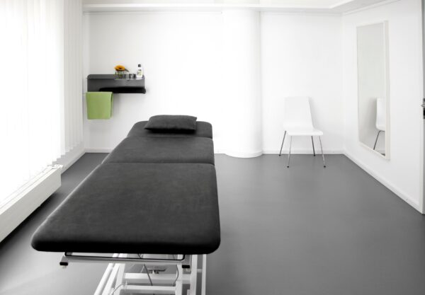 Massageliege Elektrisch_Behandlungsraum_in_der_Praxis