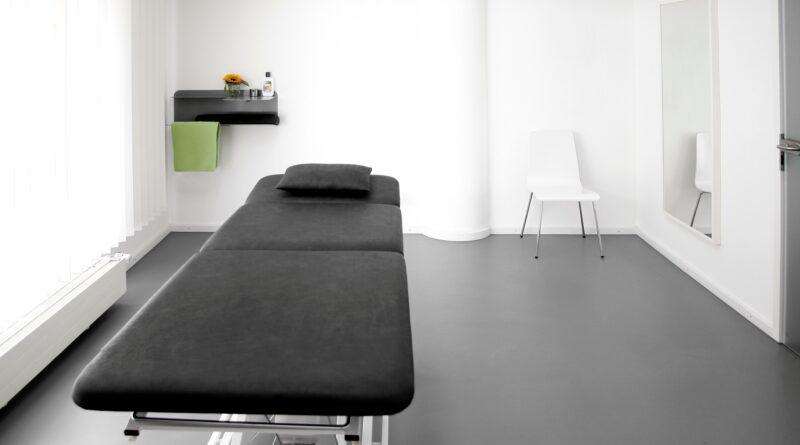 Massageliege Elektrisch_Behandlungsraum_in_der_Praxis