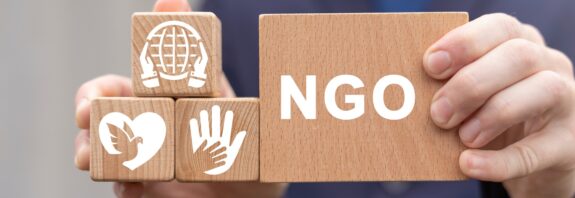 Bausteine mit NGO-Symbolik | Hilfsorganisation Schweiz