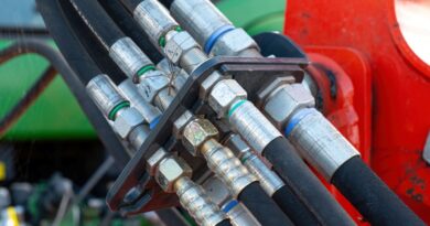 Detailaufnahme mehrerer verbundener Industrieschlaeuche an einer Hydraulikanlage in der Industrie