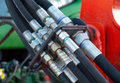 Detailaufnahme mehrerer verbundener Industrieschlaeuche an einer Hydraulikanlage in der Industrie