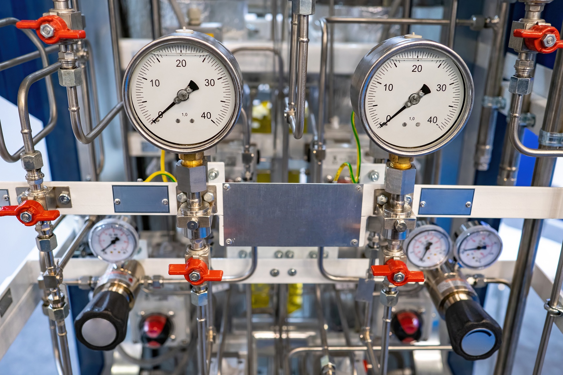 Anzeigeinstrumente fuer Druckmessung an technischer Industrieanlage | Drucksensor