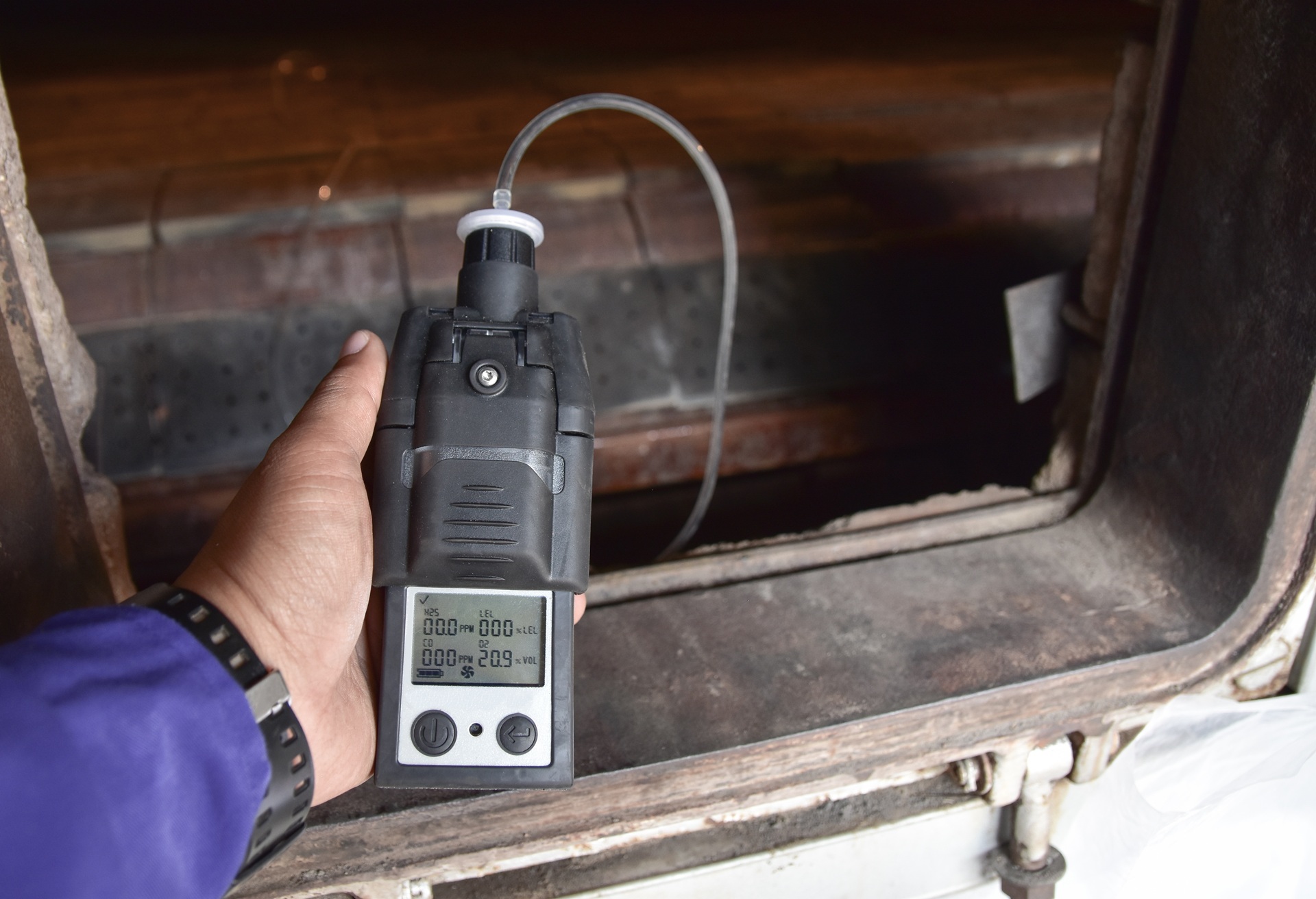 Hand hält mobiles digitales Messgerät im Einsatz | Drucksensor